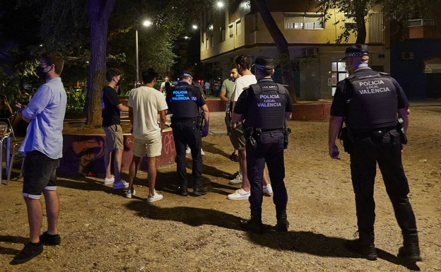 Policías locales denuncian falta de agentes para controlar el botellón
